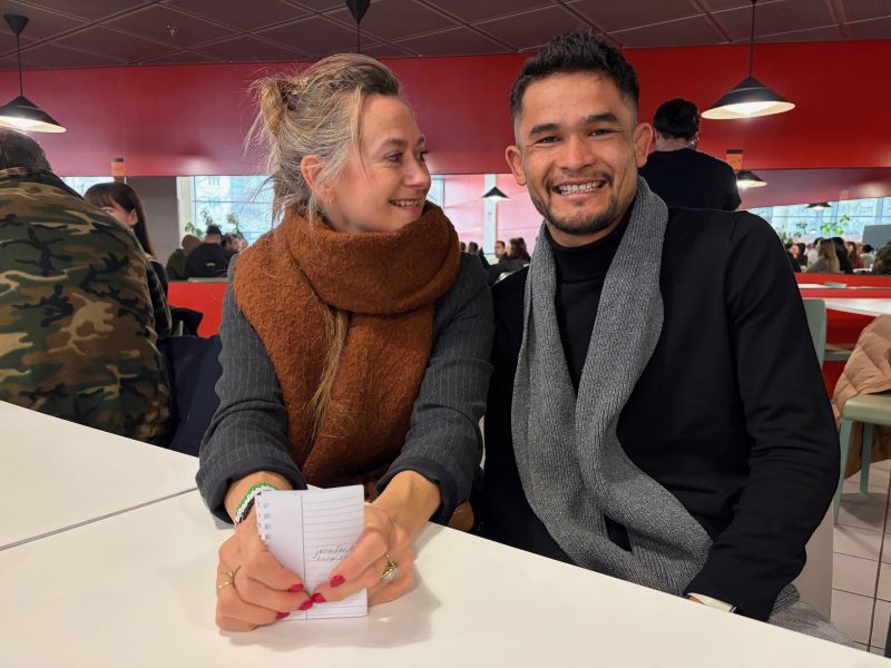 Julie, fondatrice des cafés solidaires, en compagnie de Hejrat, un habitué