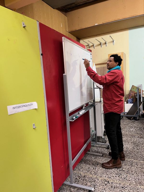 Tadele en train d'enseigner à des élèves allophones à l'Espace solidaire Pâquis, situé dans le quartier de la Servette