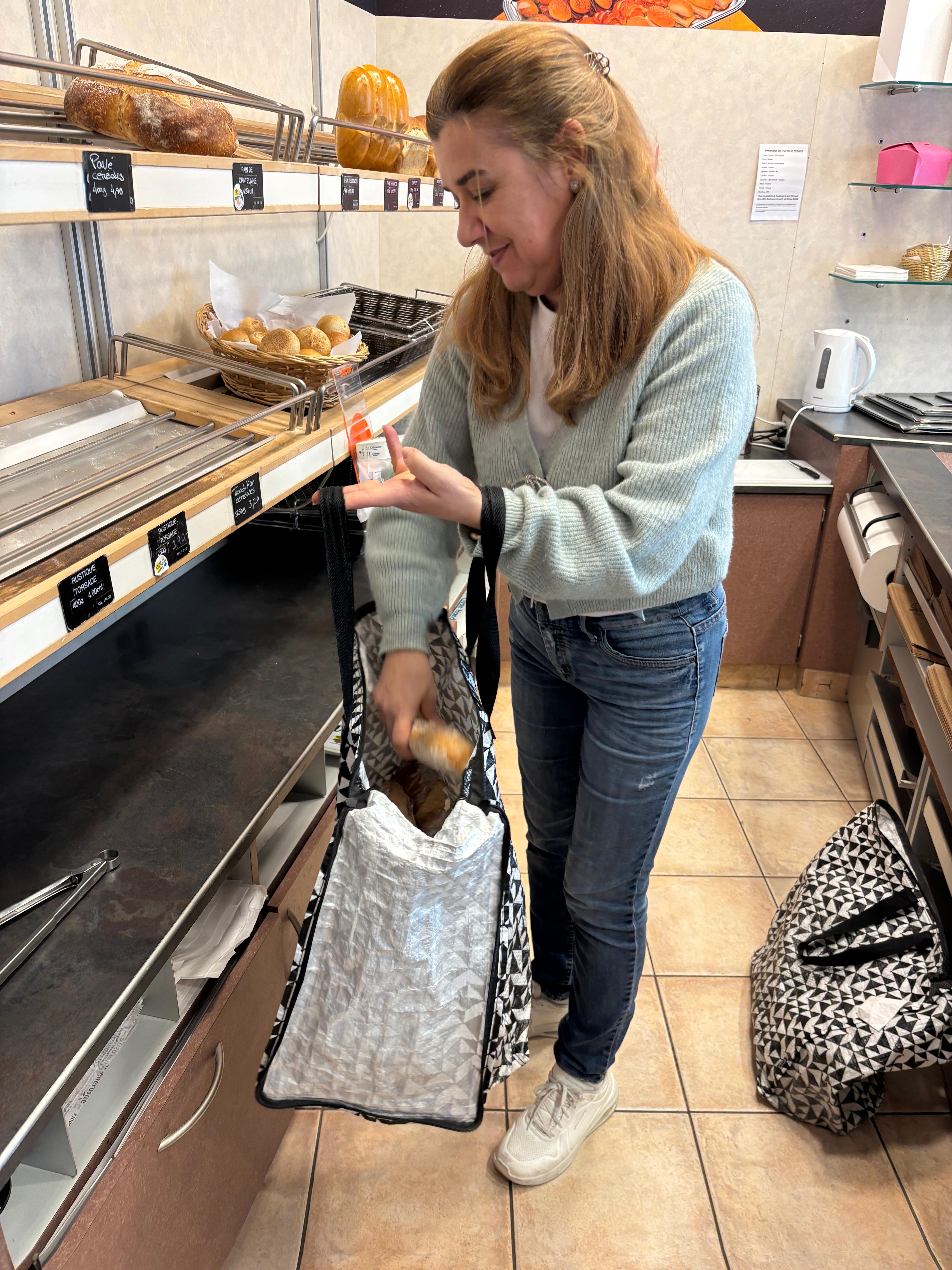 Sarah, collaboratrice de Jenny, emballe les invendus
