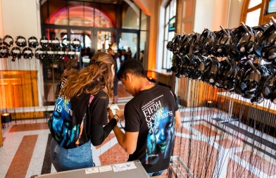 Un des binômes entre collaborateurs du FIFDH et migrants actifs au festival Un des binômes entre collaborateurs du FIFDH et migrants actifs au festival