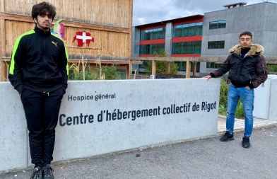 Mahmoud et Imad devant le centre d'hébergement de Rigot et le collège Sismondi Mahmoud et Imad devant le centre d'hébergement de Rigot et le collège Sismondi