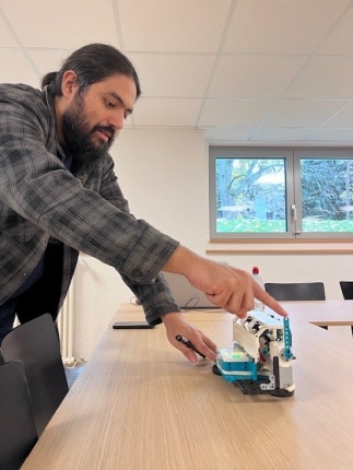 Usama nous montre un robot que les enfants ont construit durant un cours