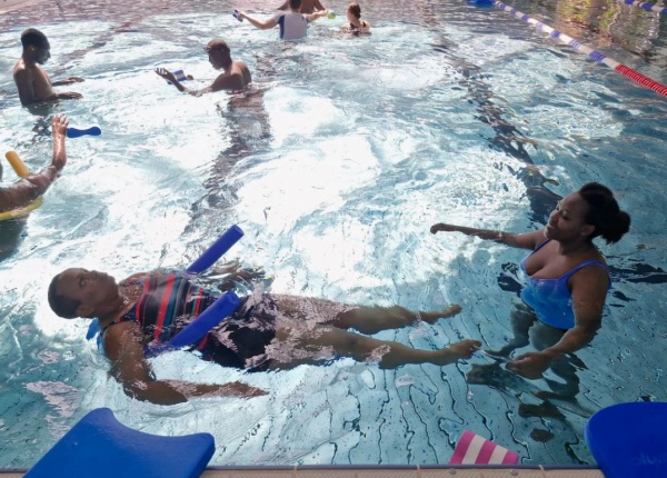 Les résident-es des Tattes à la piscine du Lignon